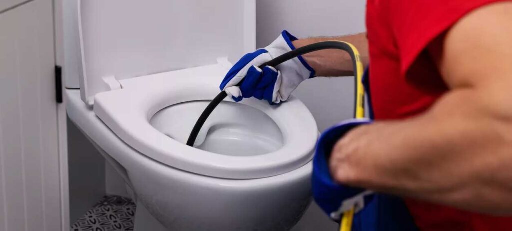 ΥΠΕΡΧΕΙΛΙΖΕΙ ΤΟ ΣΙΦΩΝΙ - Τεχνικός χρησιμοποιεί πιεστικό υδροβολής για απόφραξη σιφωνιού